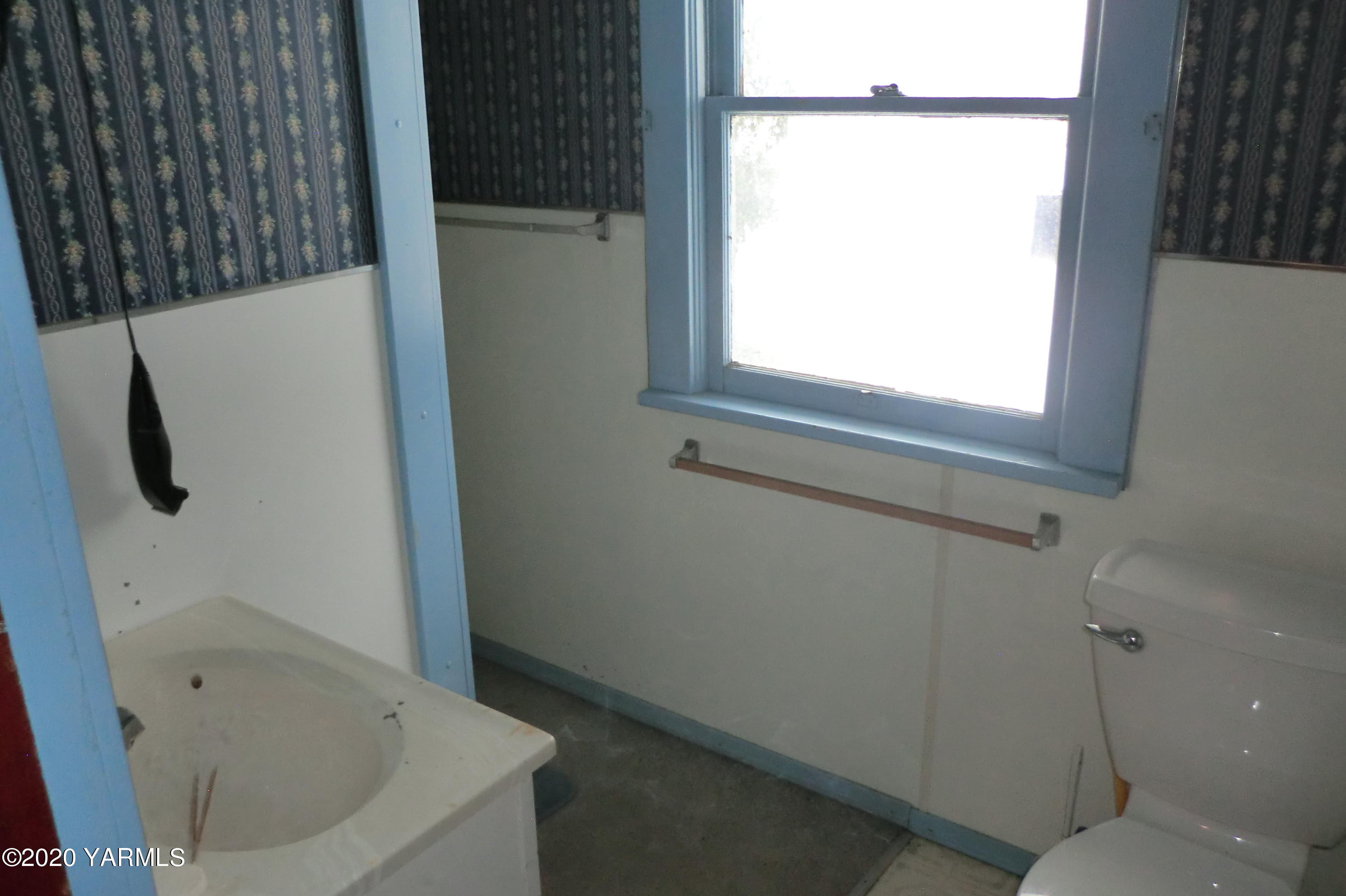 5404 Mieras Road Moxee, WA 98901 - Photo 22 of 27 a bathroom with a bathtub