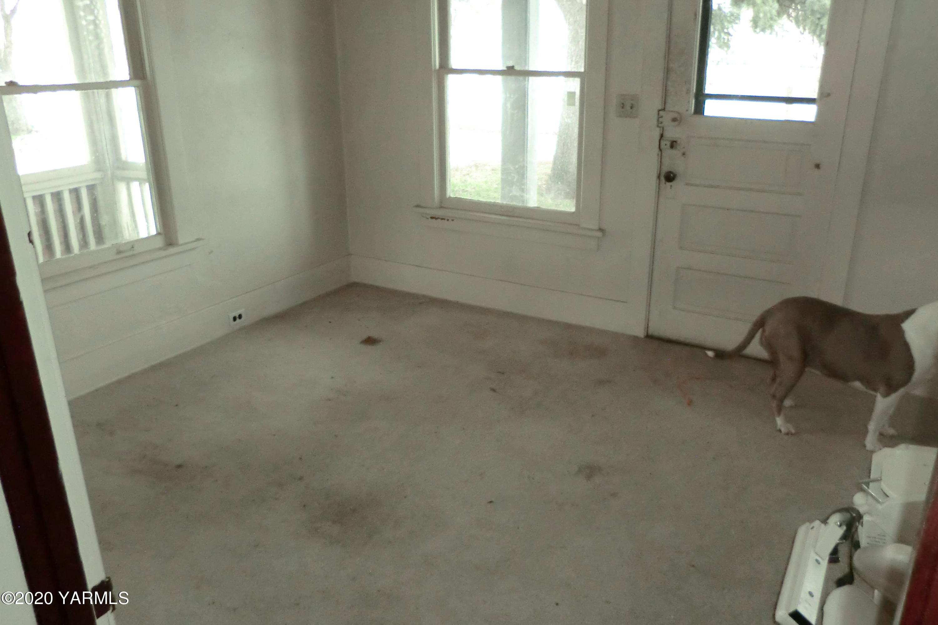 5404 Mieras Road Moxee, WA 98901 - Photo 24 of 27 an empty room with windows