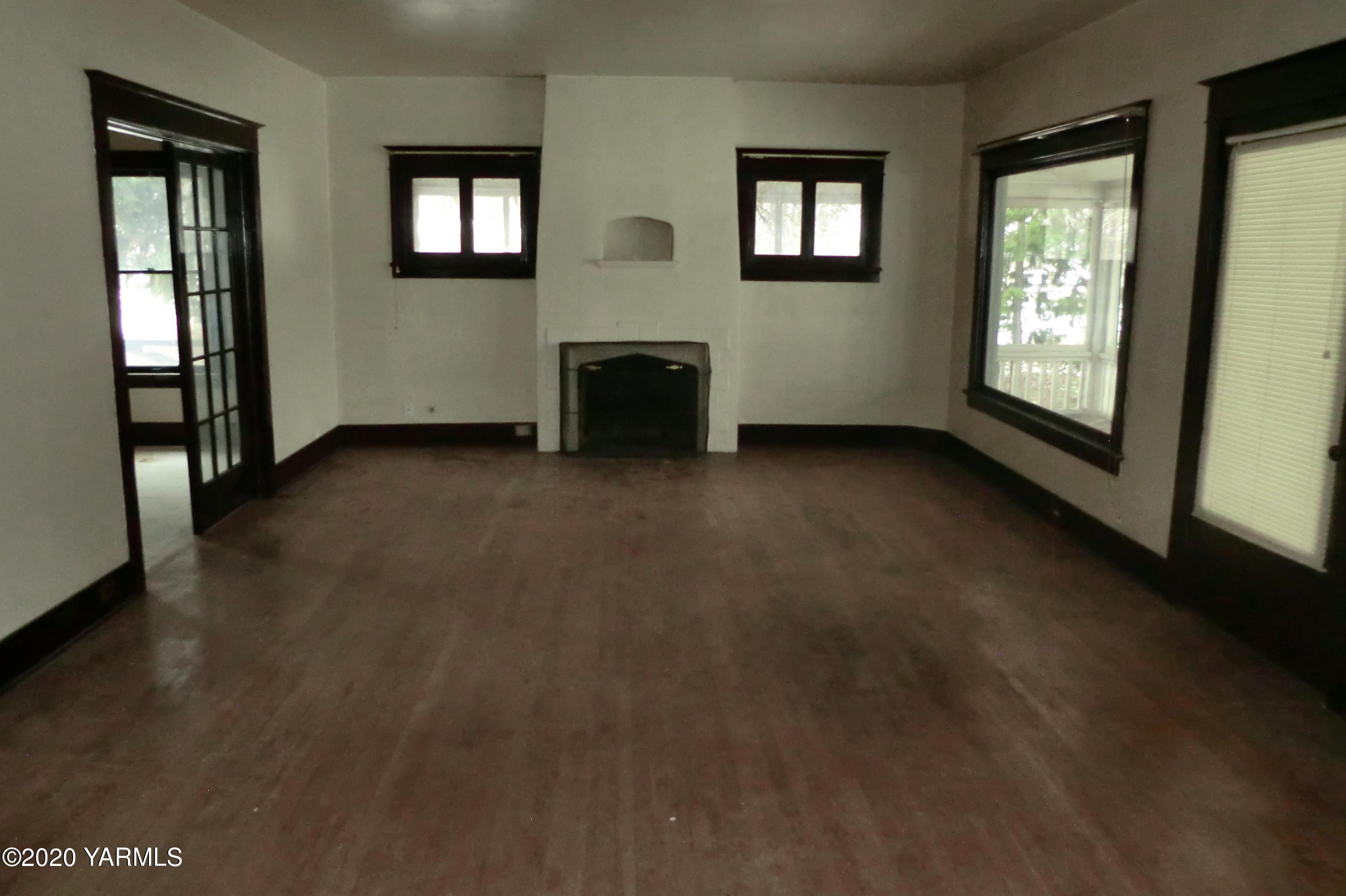 5404 Mieras Road Moxee, WA 98901 - Photo 6 of 27 an empty room with windows