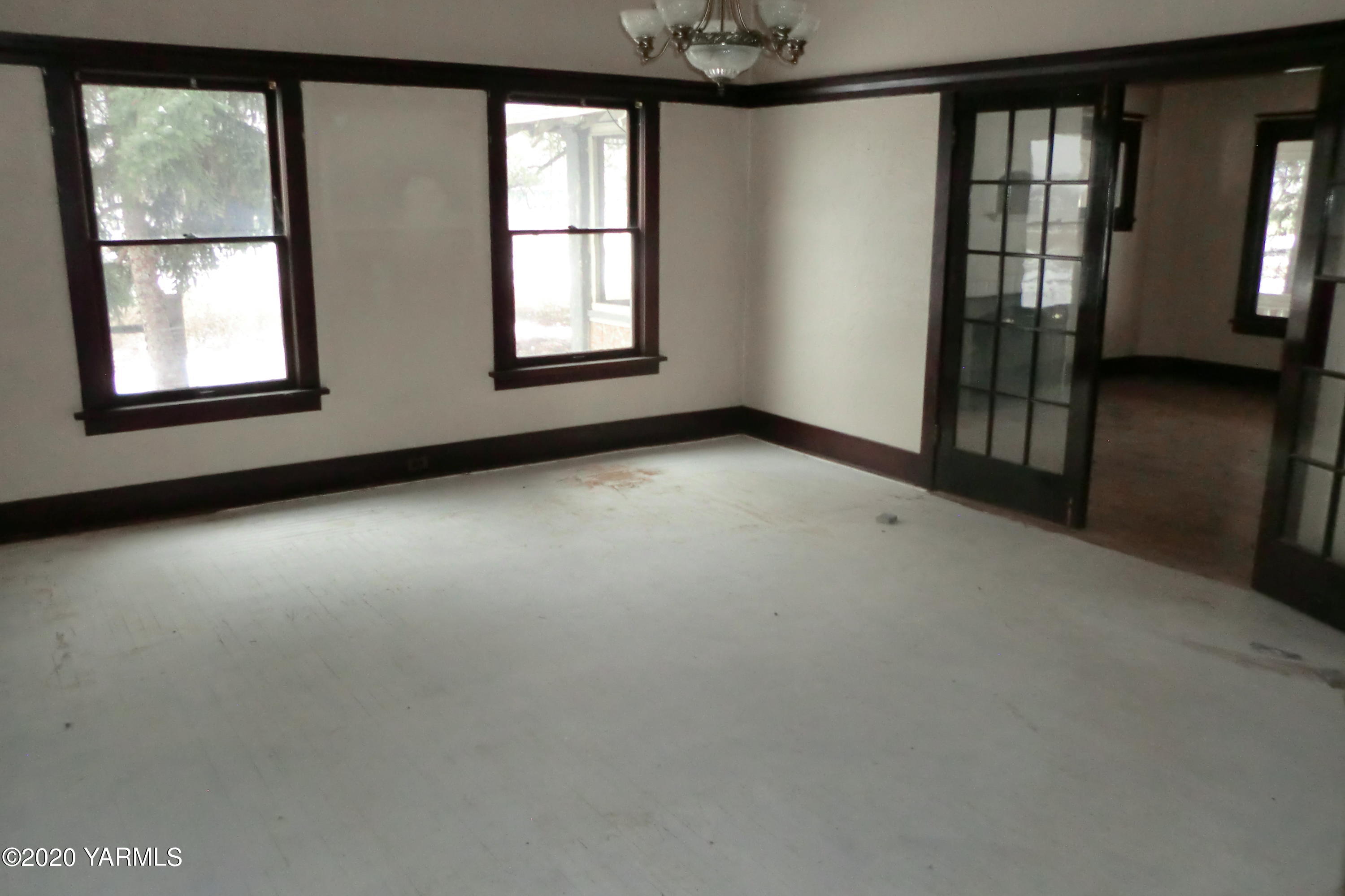 5404 Mieras Road Moxee, WA 98901 - Photo 8 of 27 an empty room with windows and entrance