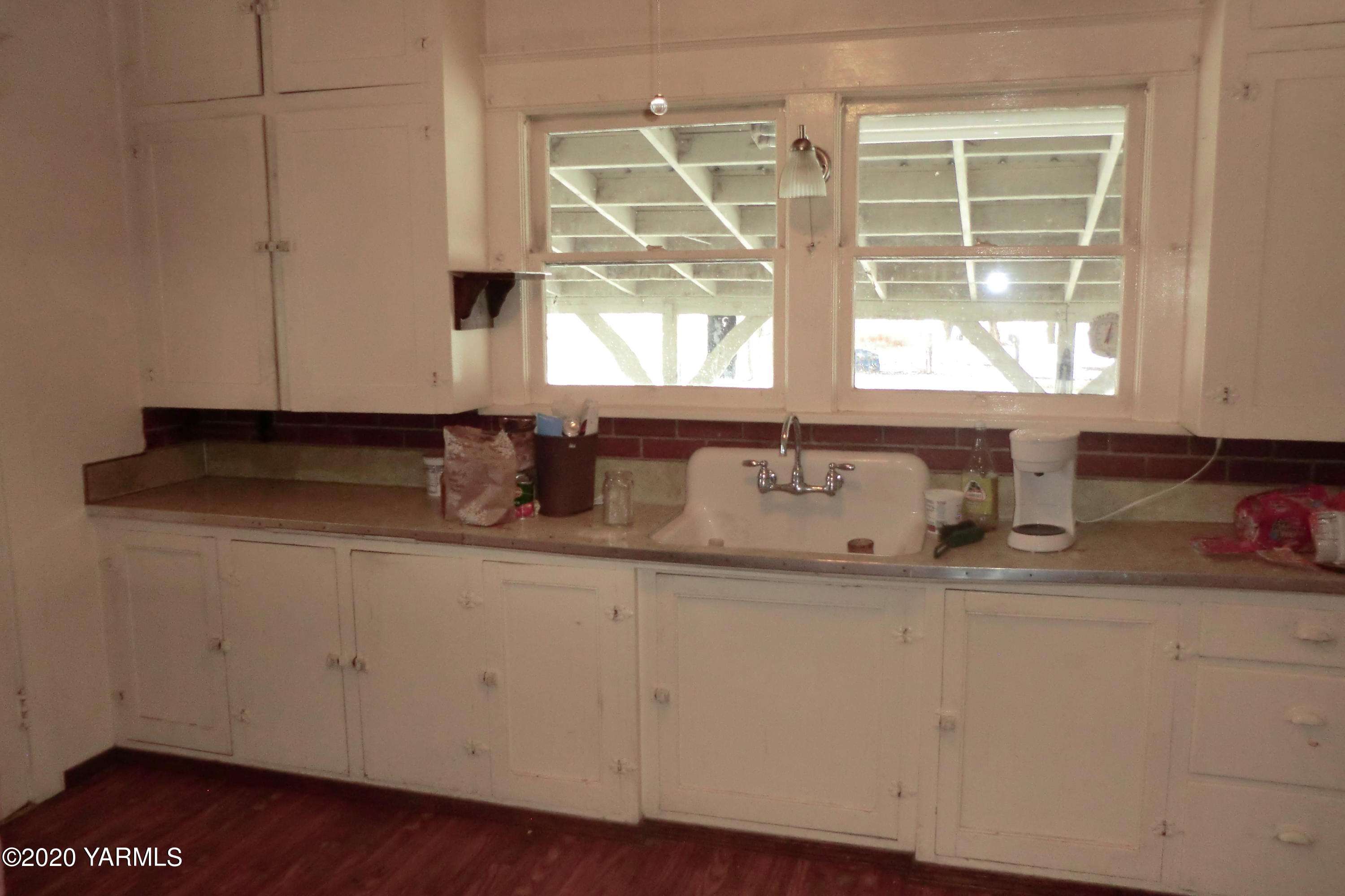 5404 Mieras Road Moxee, WA 98901 - Photo 10 of 27 a kitchen with granite countertop a sink window and cabinets