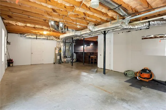 a view of empty room with air conditioner and windows