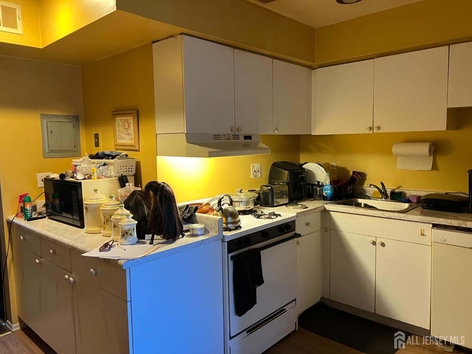 170 Evergreen Road, Unit 18A Metuchen, NJ 08840 - Photo 4 of 15 a kitchen with a sink stove and cabinets