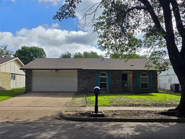 $2,100 | 1630 Dell Oak Drive, Garland, TX 75040