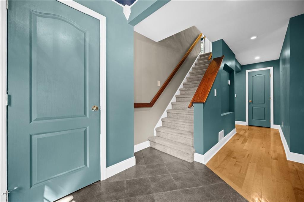371 Highland Road Pittsburgh, PA 15235 - Photo 6 of 50 a view of entryway