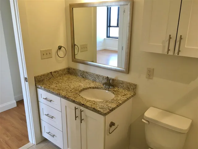 $2,139 | 875 Elm Street, Unit 706, Manchester, NH 03101