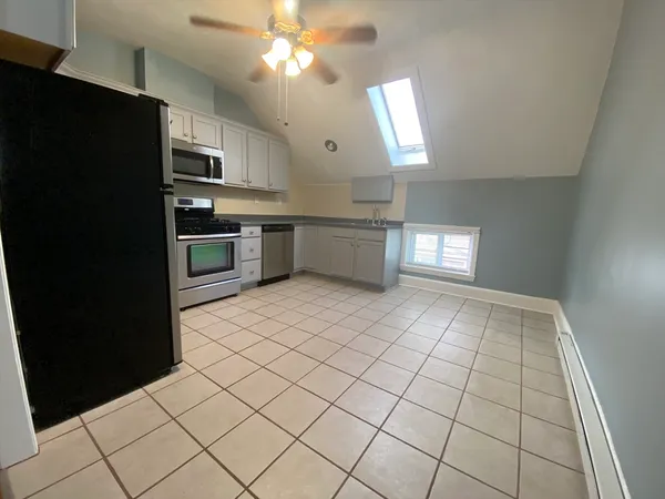 $1,700 | 58 Shawmut Avenue, Unit 3, New Bedford, MA 02740