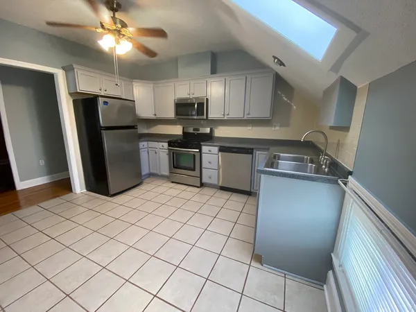 $1,700 | 58 Shawmut Avenue, Unit 3, New Bedford, MA 02740