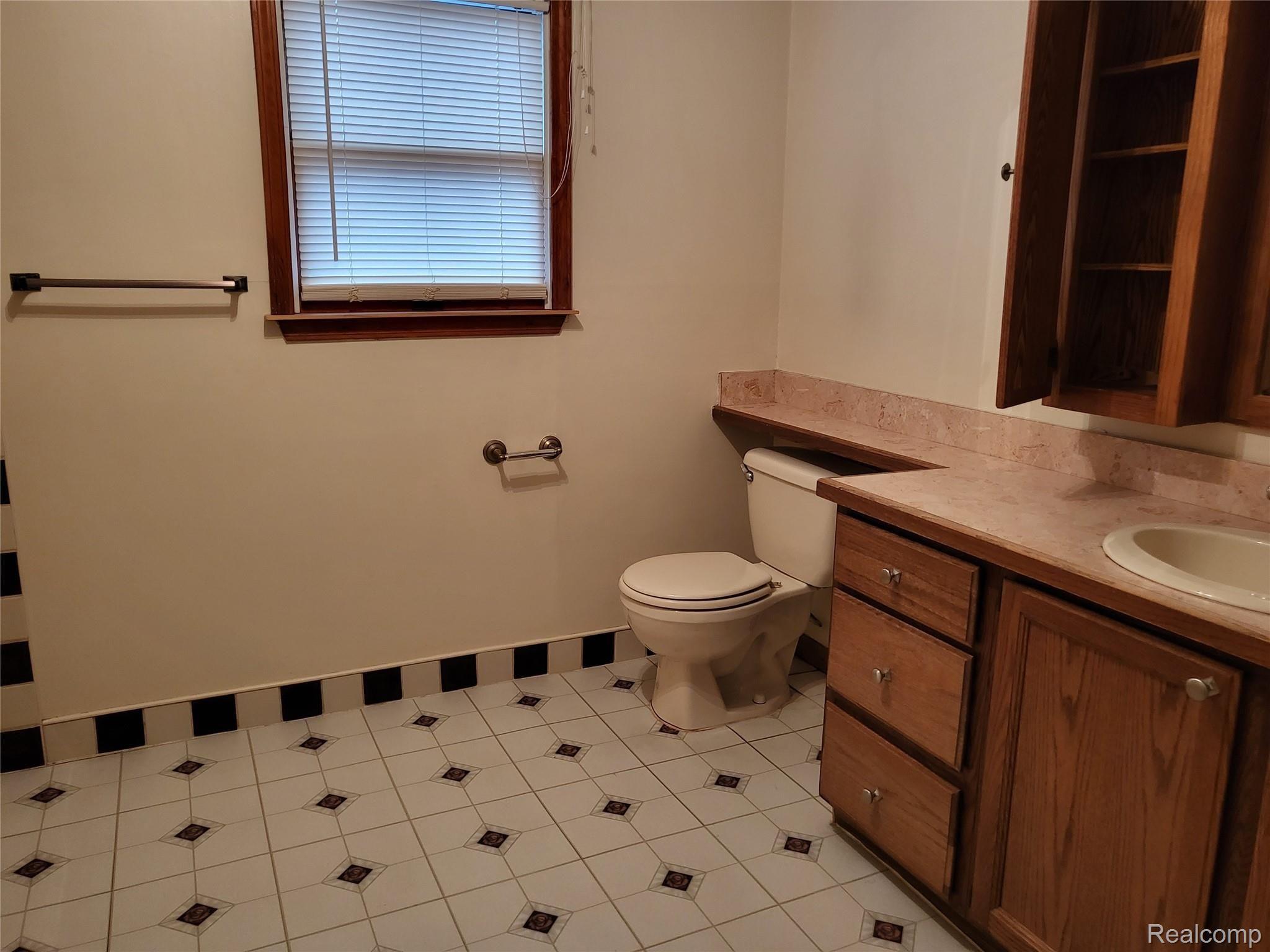 1701 Clark Lake Road Brighton, MI 48114 - Photo 11 of 34 Bathroom closest to bedrooms
