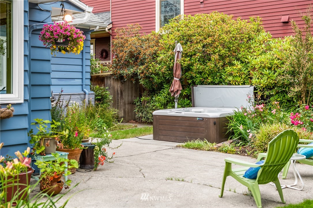 2315 North 57th Street Seattle, WA 98103 - Photo 8 of 35 a view of a chairs and table in a backyard