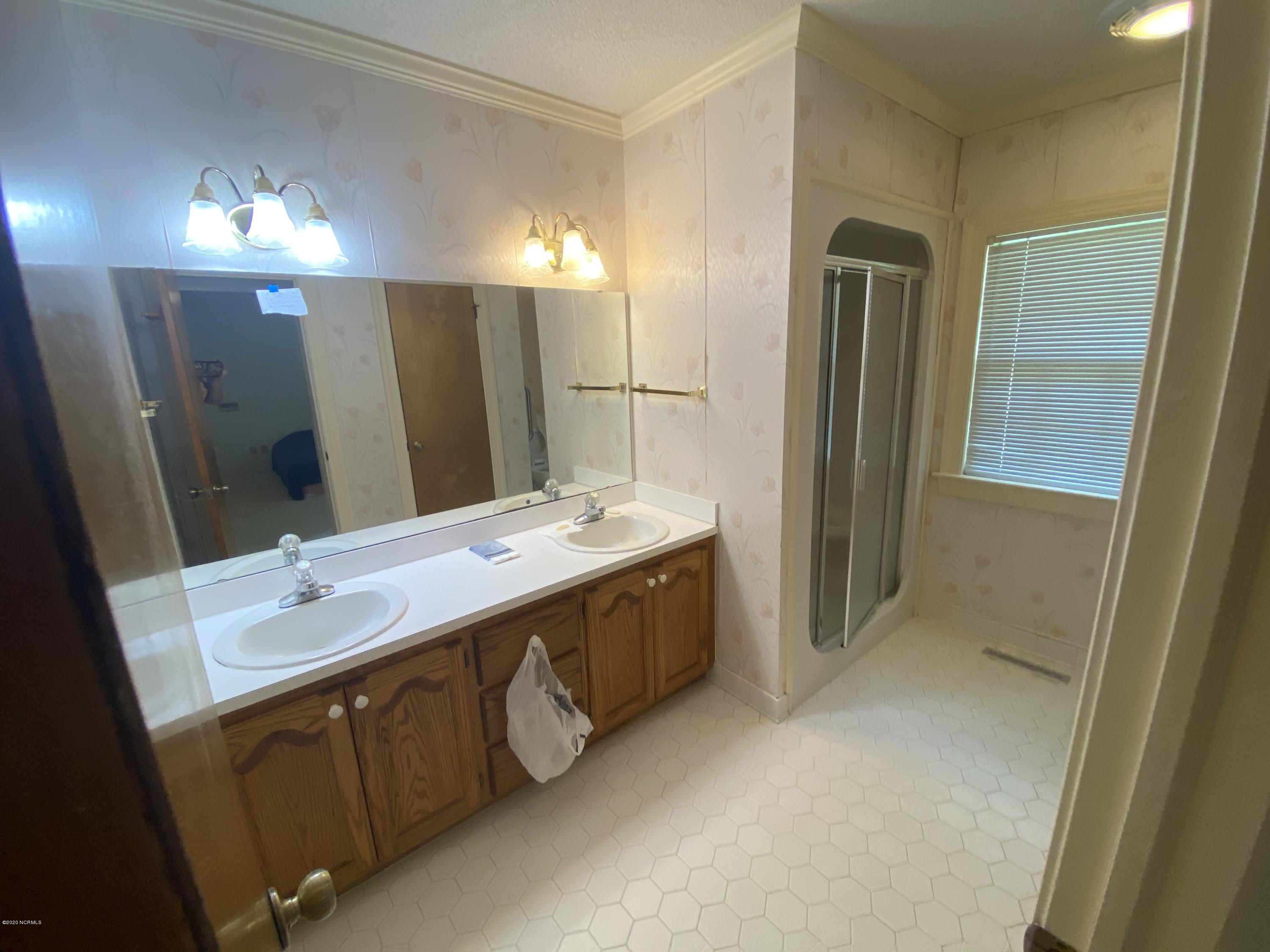 2714 Fairfax Road Kinston, NC 28504 - Photo 10 of 21 Master Bath