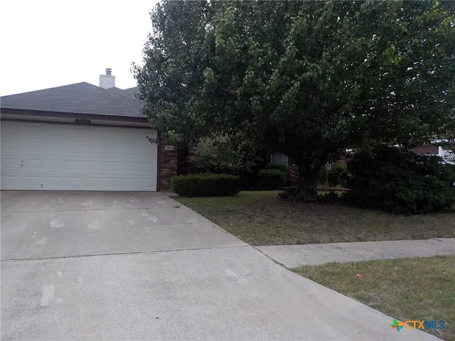 a house view with a outdoor space