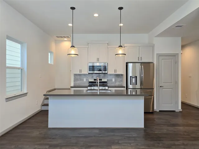 $2,395 | 611 Emile Street, Houston, TX 77020