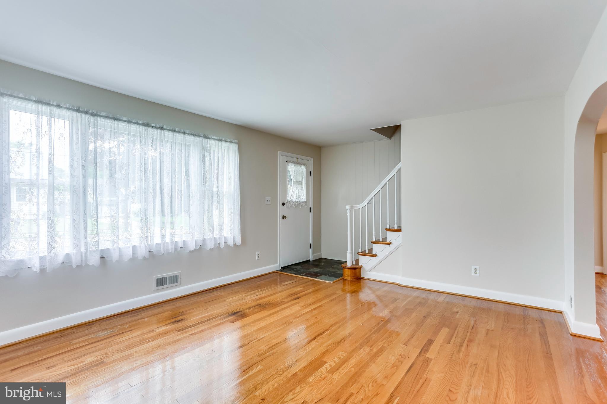 1813 Briarcliff Road Baltimore, MD 21234 - Photo 4 of 29 Living Room