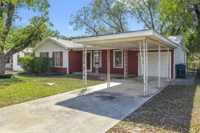 a view of a house with backyard and porch