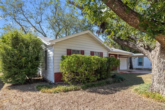 a view of a house with a yard and plants