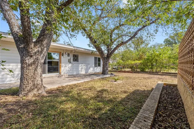 a front view of house with yard