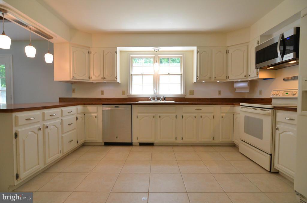 8077 Counselor Road Manassas, VA 20112 - Photo 8 of 30 Kitchen