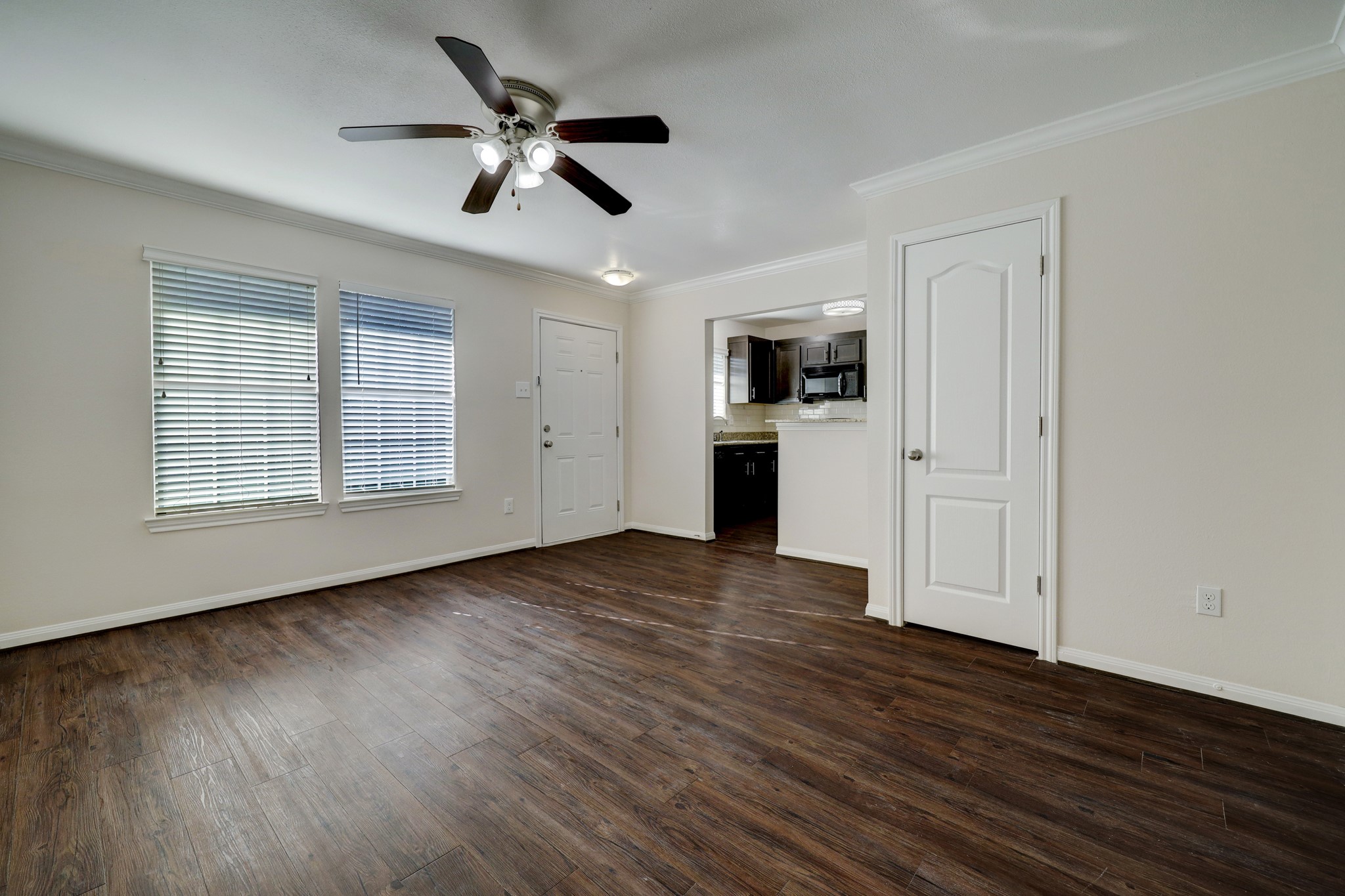 214 West 17th Street, Unit 14 Houston, TX 77008 - Photo 4 of 8 a view of empty room with wooden floor and ceiling fan