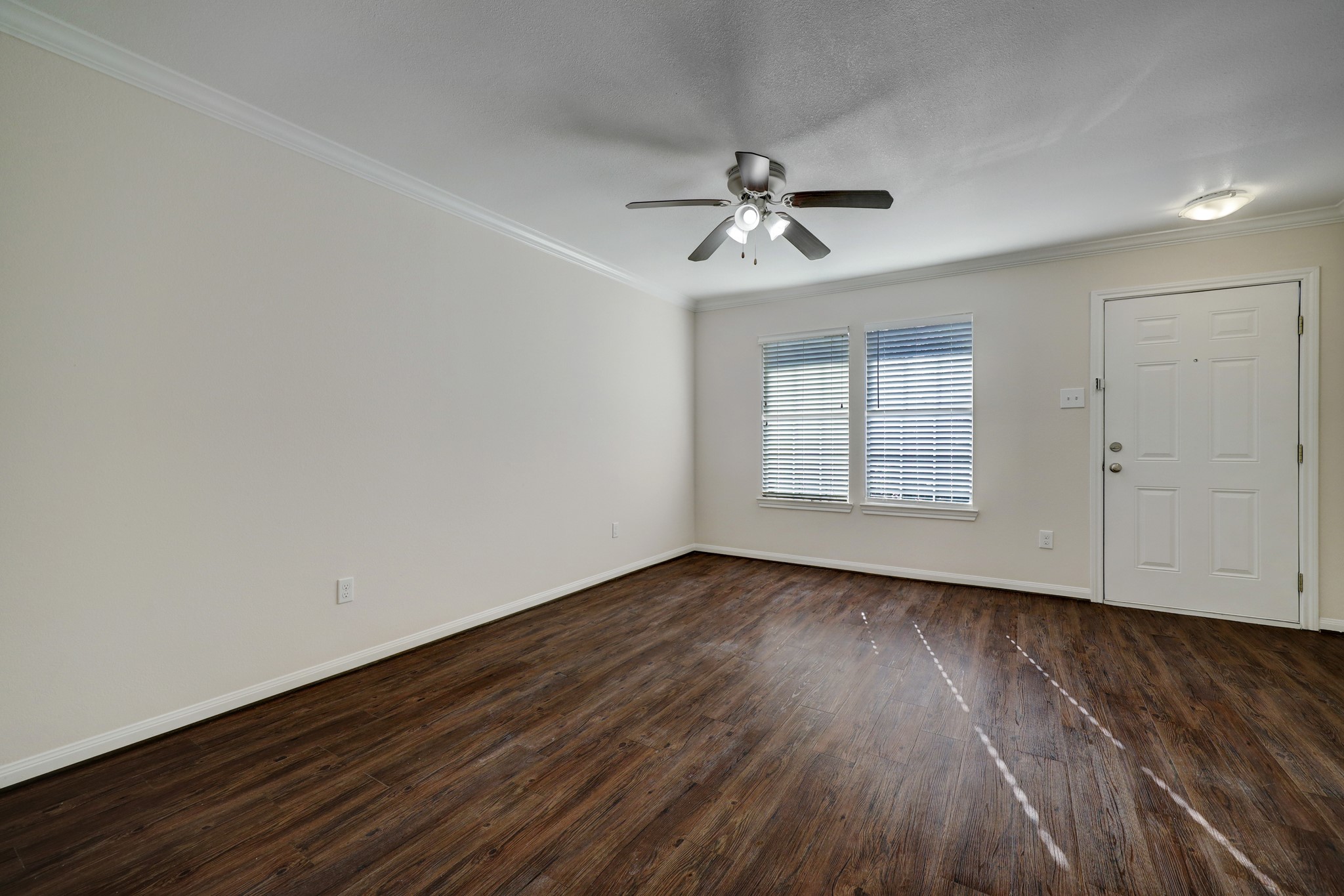 214 West 17th Street, Unit 14 Houston, TX 77008 - Photo 5 of 8 a view of empty room with wooden floor and fan
