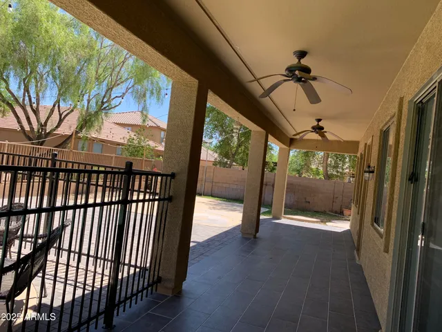 a view of a backyard