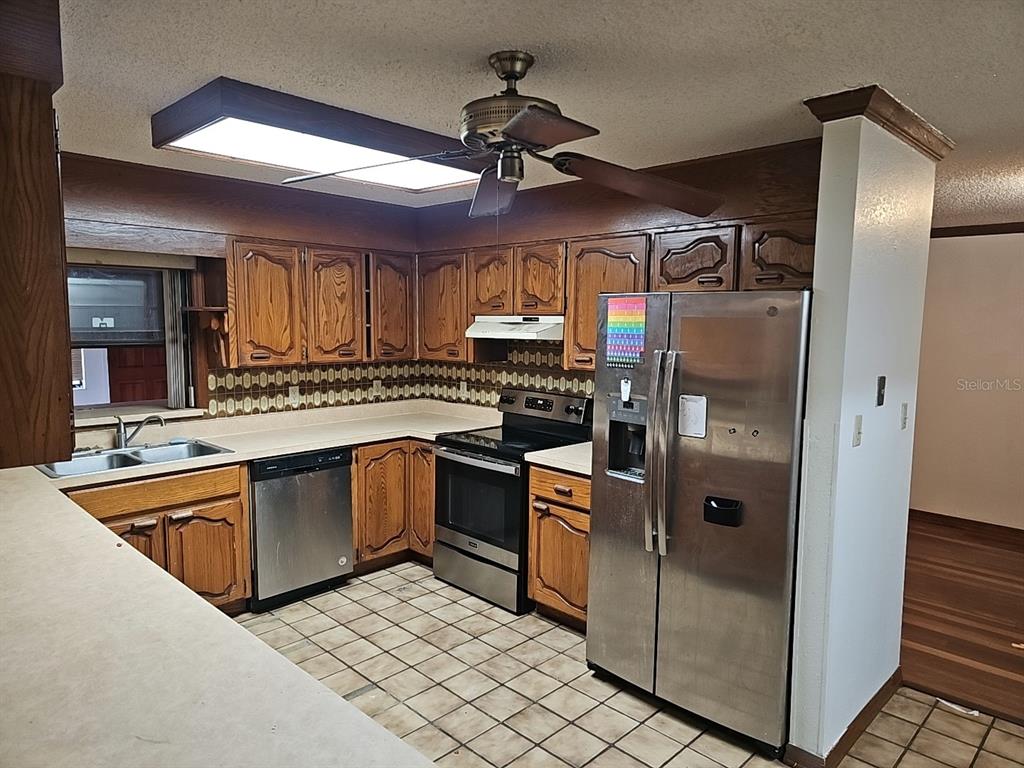 71 Dobson Street Orlando, FL 32805 - Photo 5 of 27 a kitchen with granite countertop a refrigerator and a sink