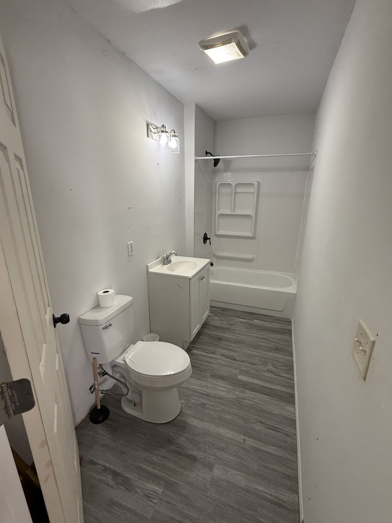 732 North Dearborn Avenue Kankakee, IL 60901 - Photo 9 of 21 a bathroom with a toilet and a shower