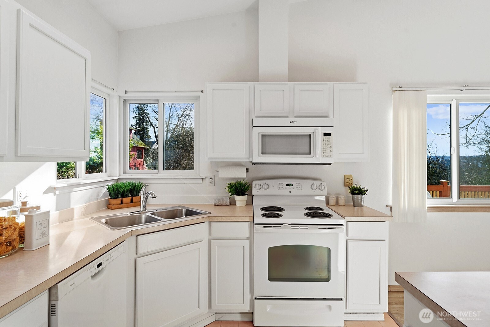 4846 South Morgan Street Seattle, WA 98118 - Photo 7 of 37