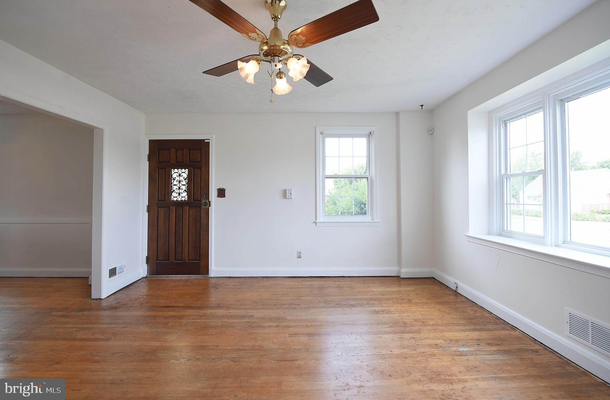 7601 Parkwood Road Baltimore, MD 21222 - Photo 13 of 32 Living Room With Ceiling Fan