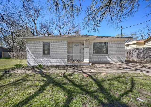 a view of a house with backyard and tree