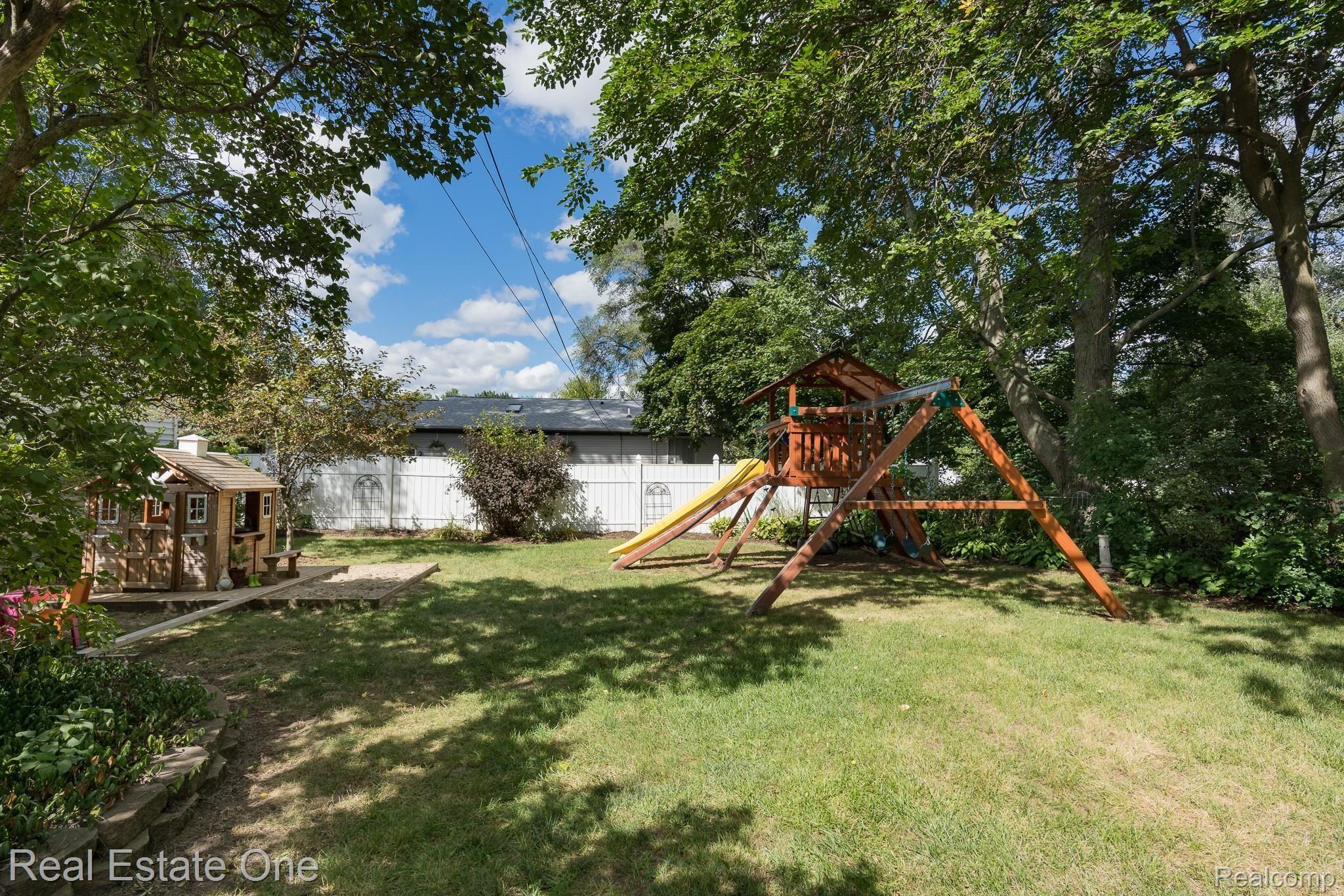 2686 Gerald Avenue Rochester, MI 48307 - Photo 38 of 44 Gerald MLS-W049.jpg