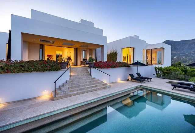 a view of a building with front of a house