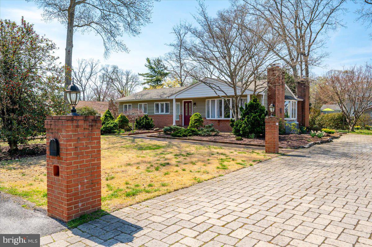 162 Sillery Bay Road Pasadena, MD 21122 - Photo 3 of 41 a front view of house with yard