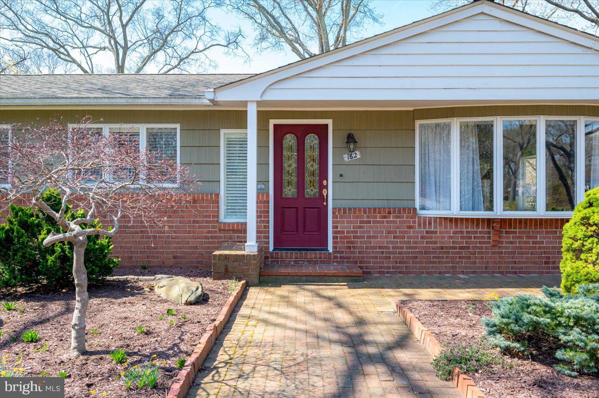 162 Sillery Bay Road Pasadena, MD 21122 - Photo 4 of 41 a front view of a house with a yard