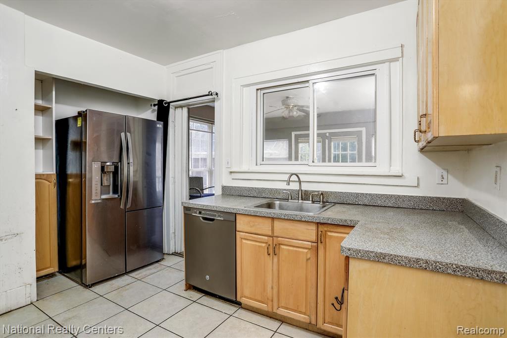 19540 Stratford Road Detroit, MI 48221 - Photo 13 of 31