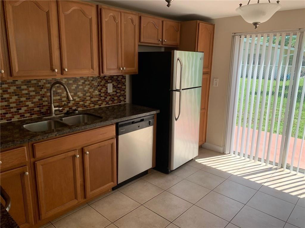 206 Southwest 1st Street, Unit J4 Pompano Beach, FL 33060 - Photo 4 of 11 Photo 4
