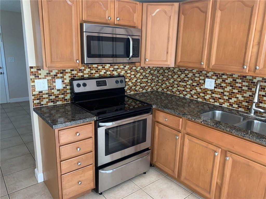 206 Southwest 1st Street, Unit J4 Pompano Beach, FL 33060 - Photo 5 of 11 Photo 5