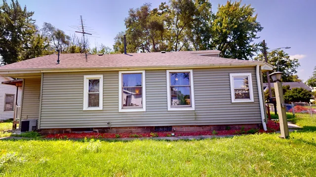 a front view of house with yard