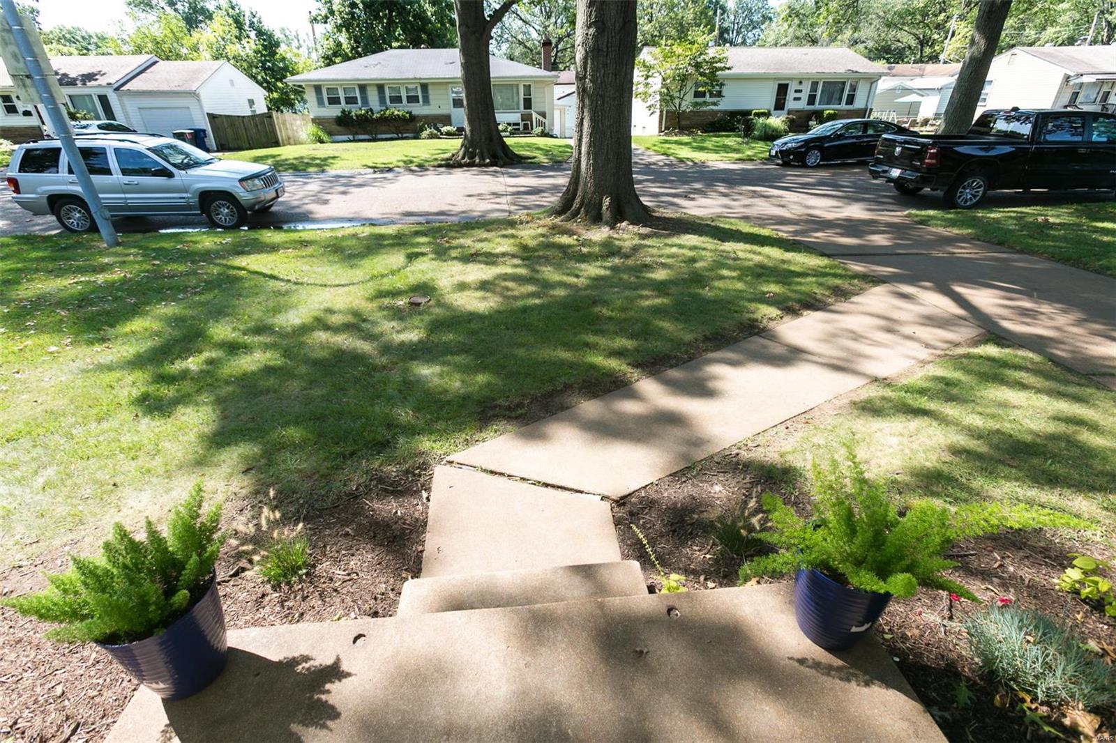 7805 Decatur Drive St. Louis, MO 63123 - Photo 4 of 25 Gallery Image 4