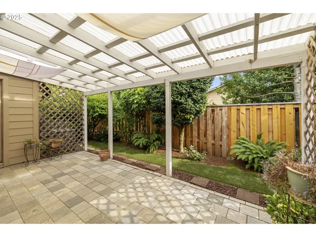 a view of a backyard