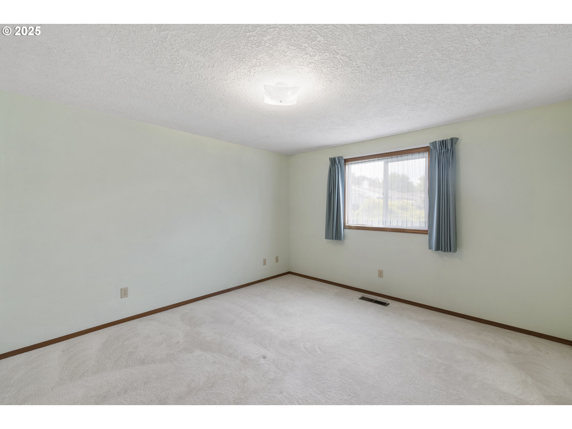 1609 Johnson Drive Newberg, OR 97132 - Photo 27 of 41 an empty room with windows