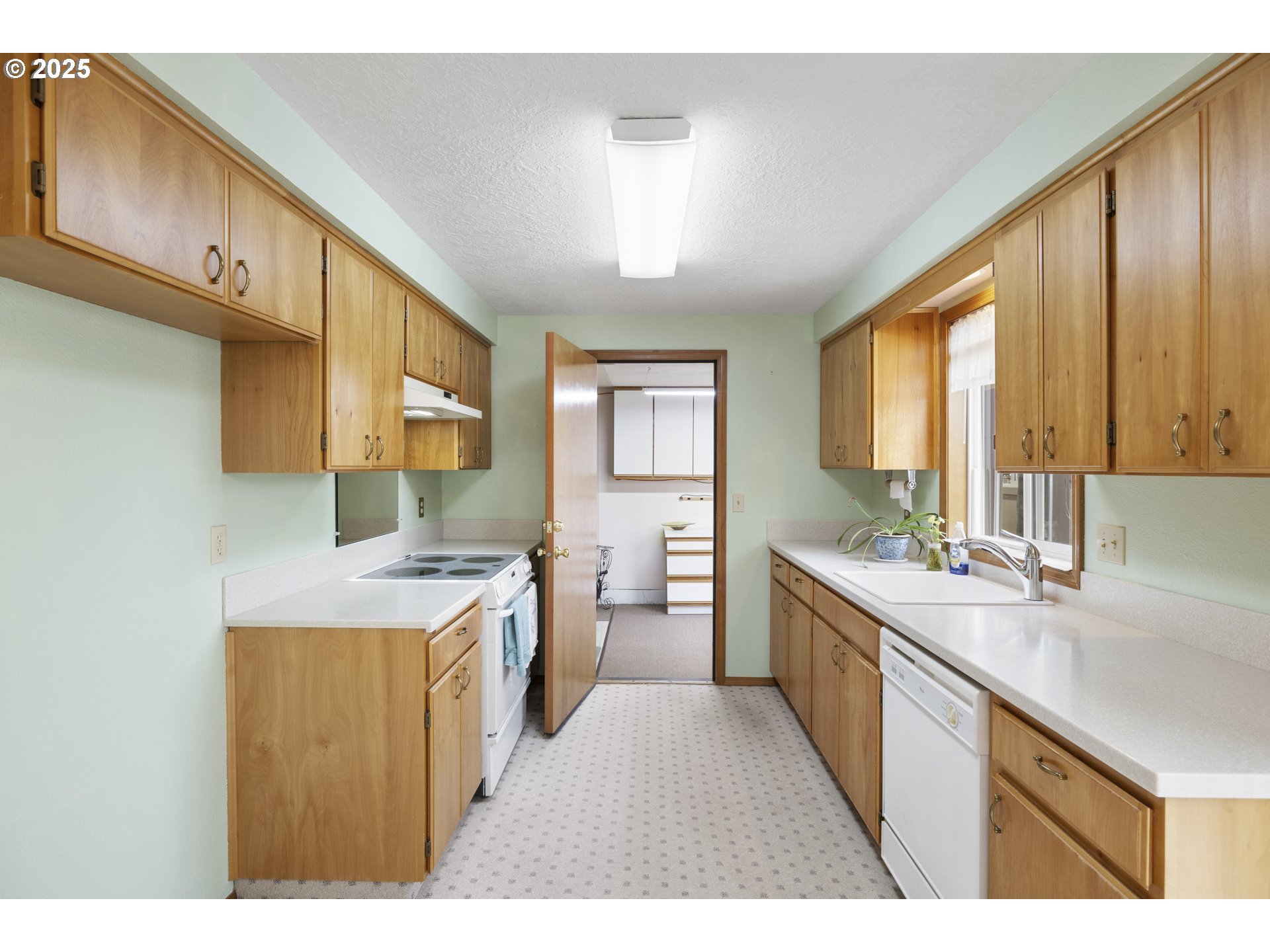 1609 Johnson Drive Newberg, OR 97132 - Photo 33 of 41 a kitchen with a sink stove and cabinets