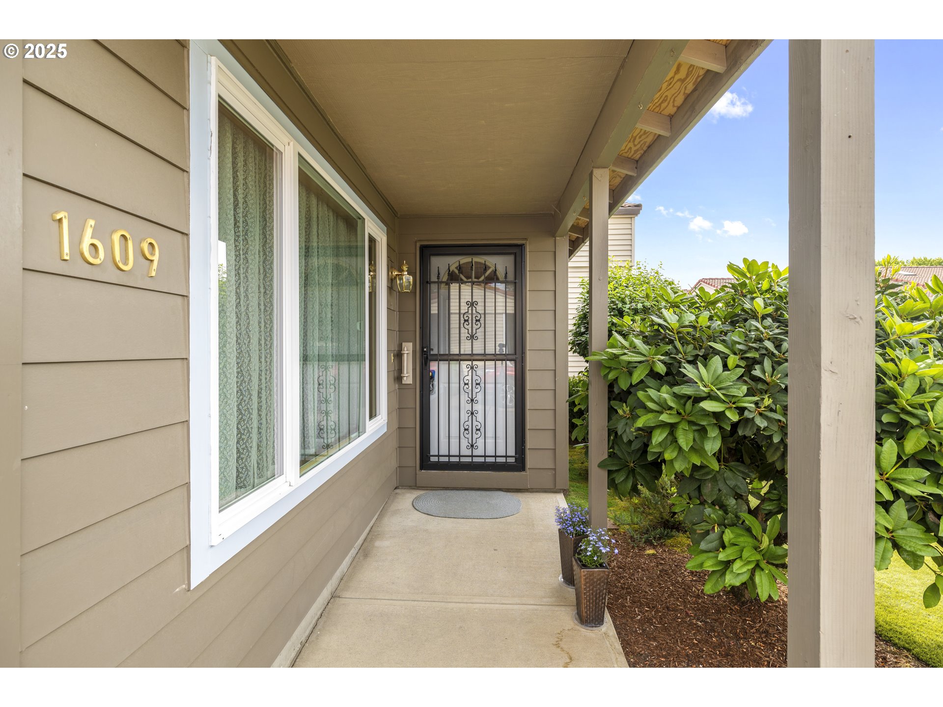 1609 Johnson Drive Newberg, OR 97132 - Photo 4 of 41 a view of a glass door with glass door