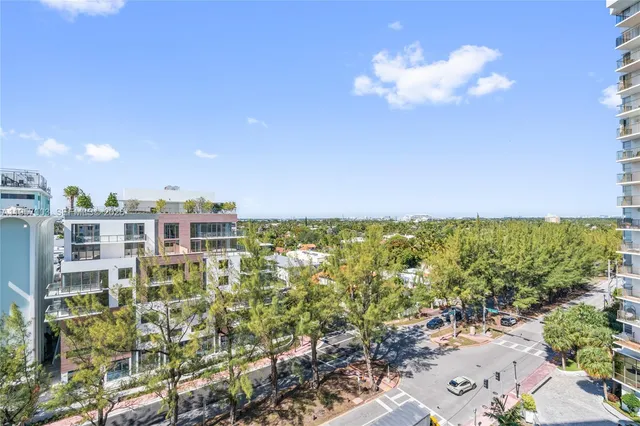 $3,000 | 4101 Pine Tree Drive, Unit 828, Miami Beach, FL 33140