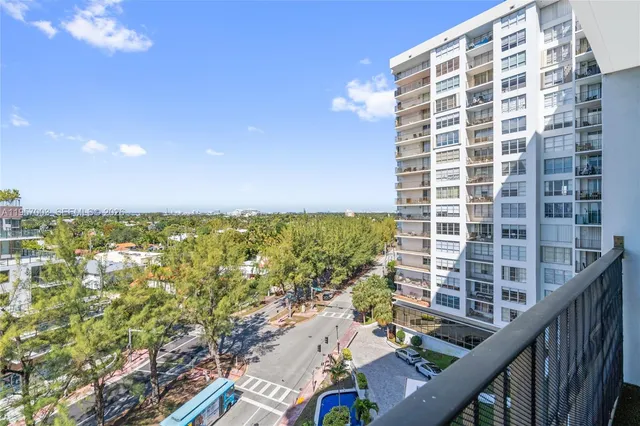 $3,000 | 4101 Pine Tree Drive, Unit 828, Miami Beach, FL 33140