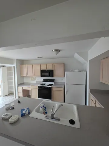 $240,000 | 1066 Four Seasons Boulevard, Aurora, IL 60504