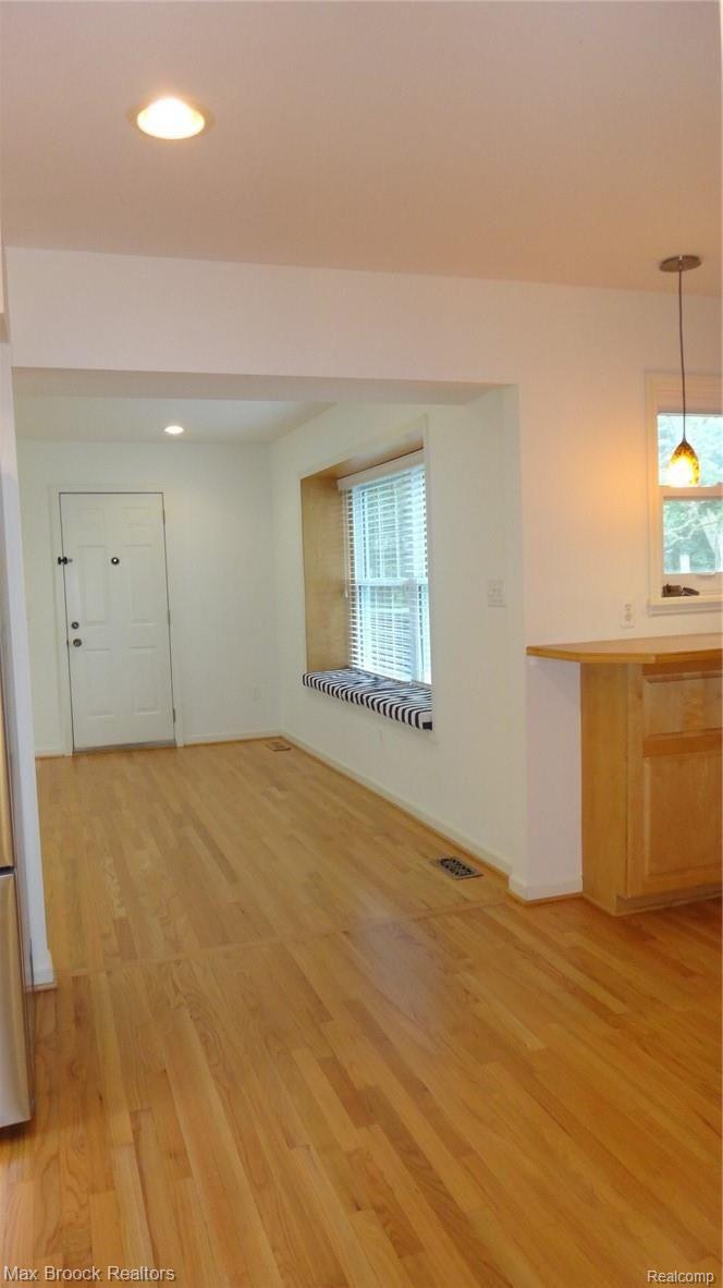 2750 Mohawk Lane Rochester, MI 48306 - Photo 16 of 32 Custom built in window seat