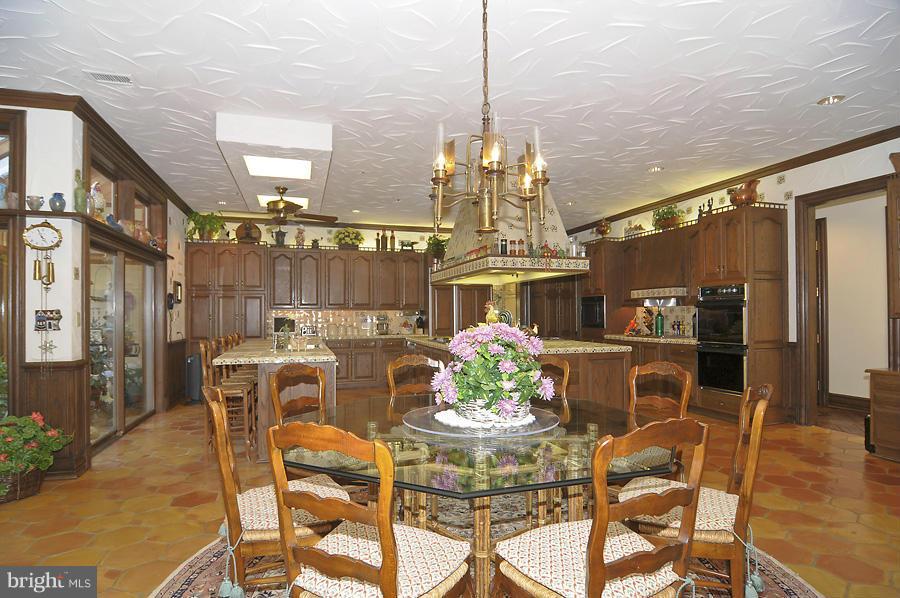 10008 Bentcross Drive Potomac, MD 20854 - Photo 15 of 26 Kitchen