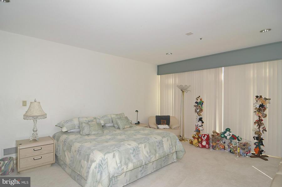 10008 Bentcross Drive Potomac, MD 20854 - Photo 21 of 26 Bedroom