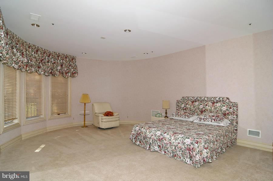 10008 Bentcross Drive Potomac, MD 20854 - Photo 23 of 26 Bedroom